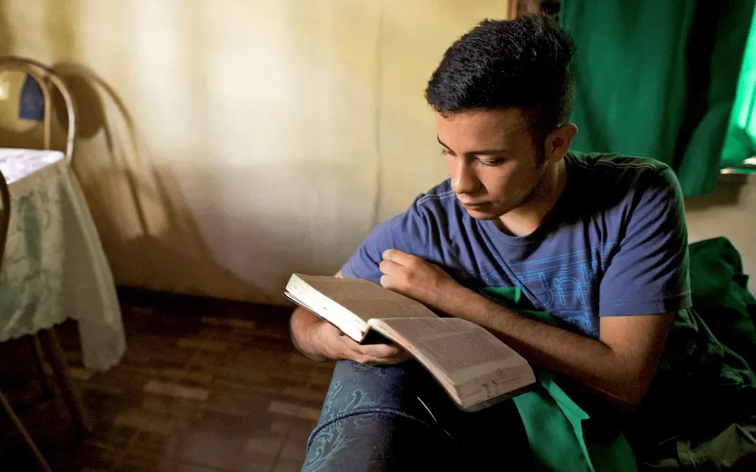 joven estudiando el evangelio de Marcos